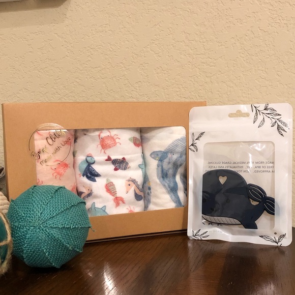 Handmade Burp Cloth Gift Set - Whales 🐳 🐋 - Picture 4 of 5